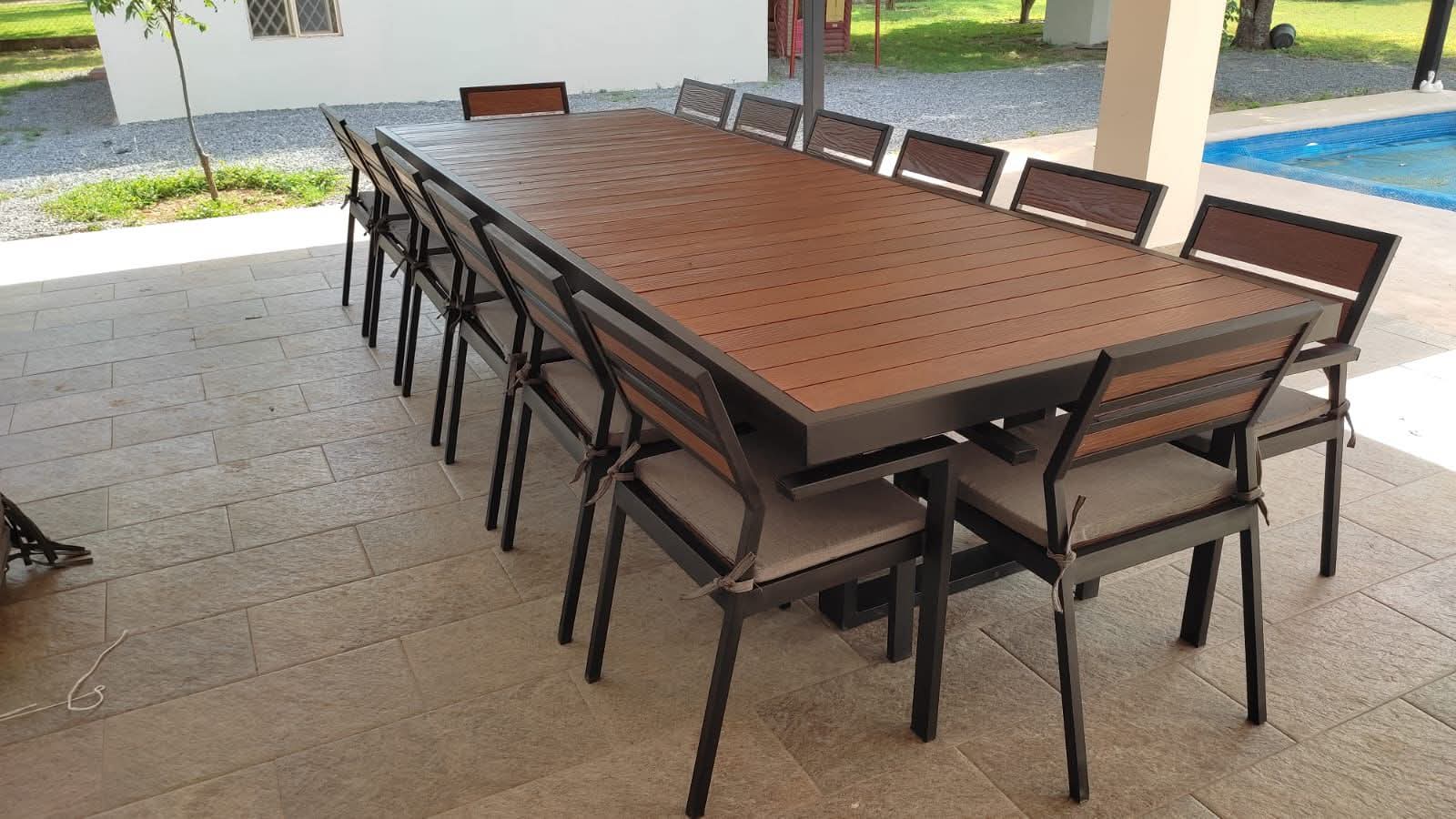 Mesa de centro con sillas de metal