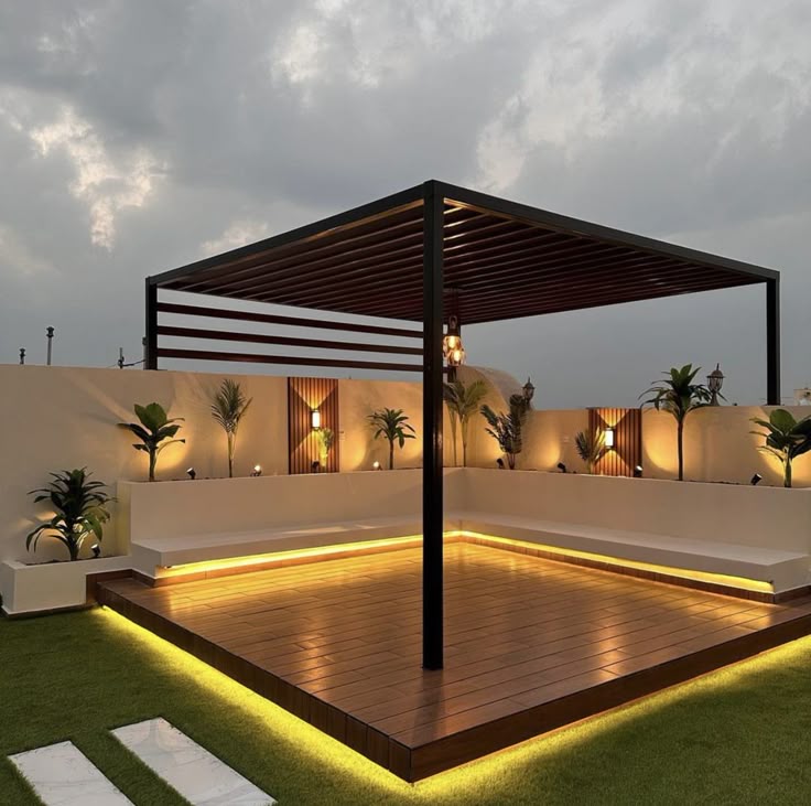 Pérgola iluminada de noche